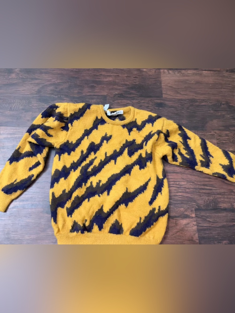 JH Collectibles 100% wool sweater black and yellow size medium